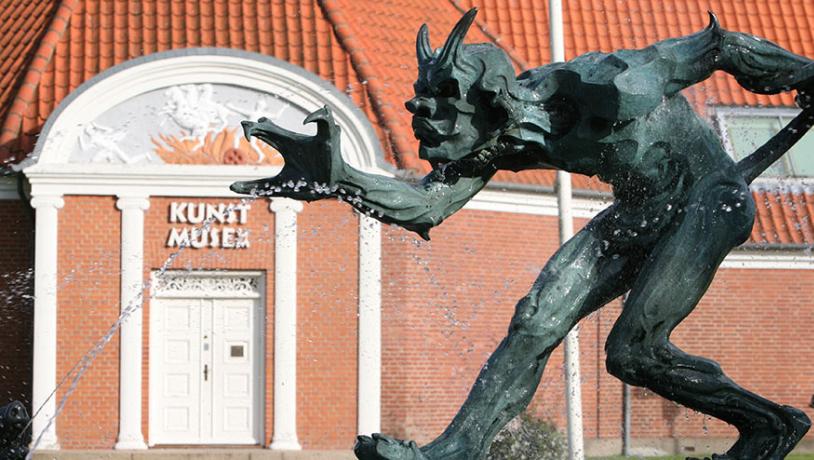 Trolden foran Vejen Kunstmuseum 