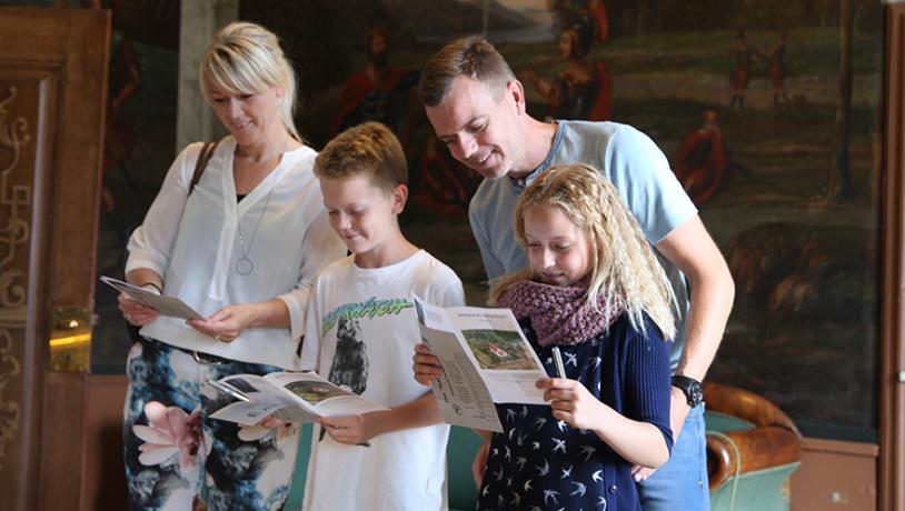 Familie, som dykker ned i historien på Sønderskov