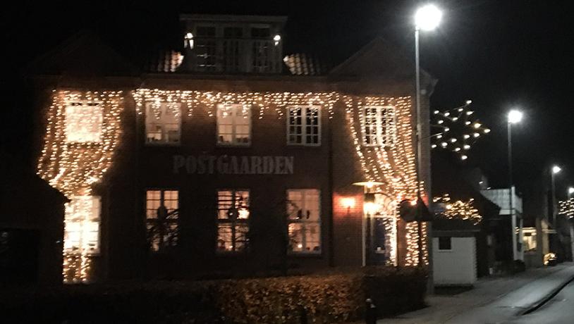 Hotel Postgården i Holsted i julebelysning