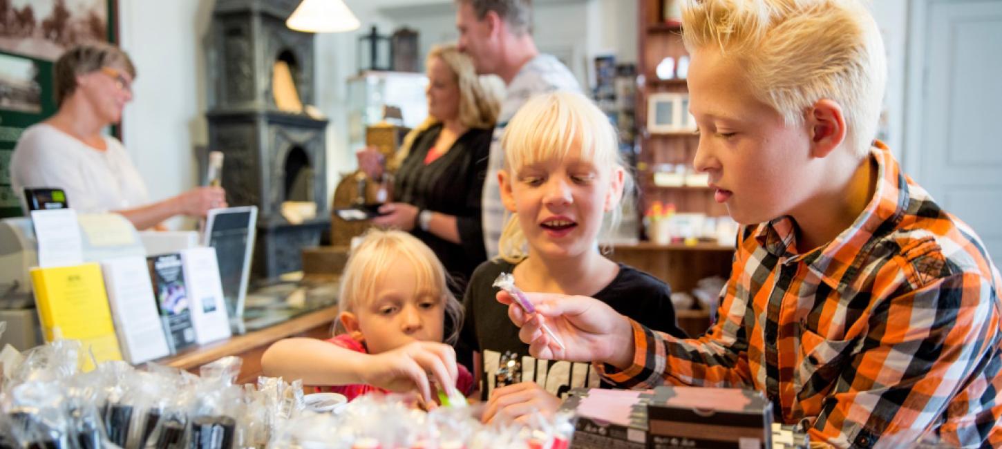 Shopping i museumsbutikken på Sønderskov