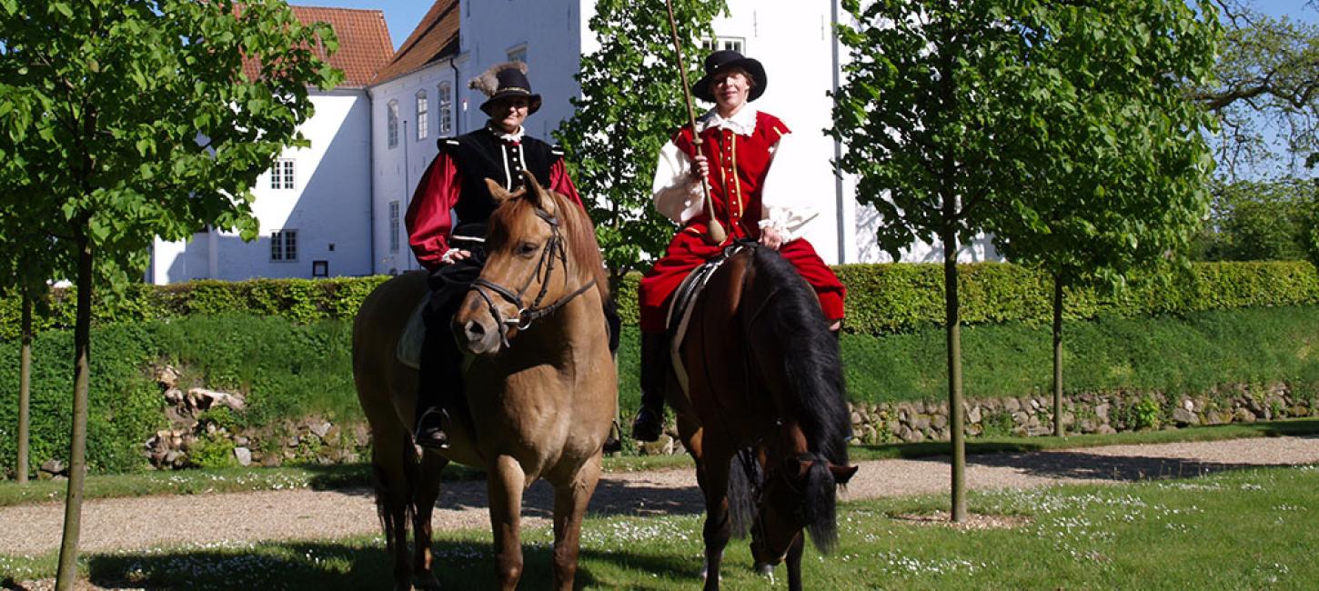 Til hest i kostumer fra Renæssancen