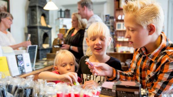 Shopping i museumsbutikken på Sønderskov