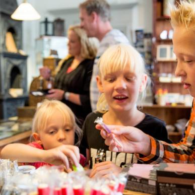 Shopping i museumsbutikken på Sønderskov