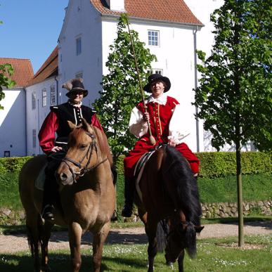 Til hest i kostumer fra Renæssancen