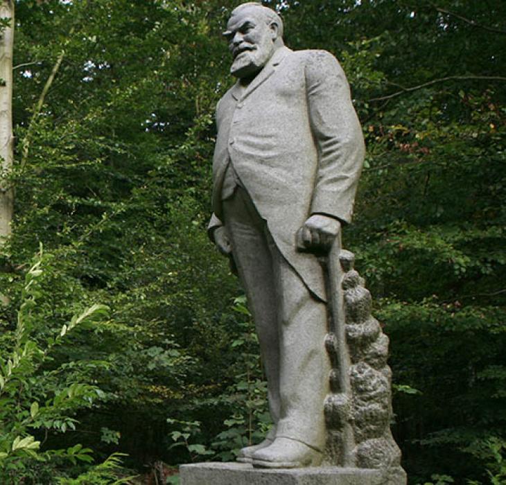 Anders Bundgaards statue af Holger Petersen, der etablerede Københavnerplantagen Baldersbæk